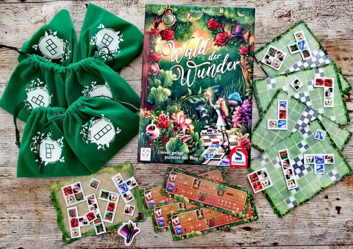 Spieleschachtel mit Inhalt