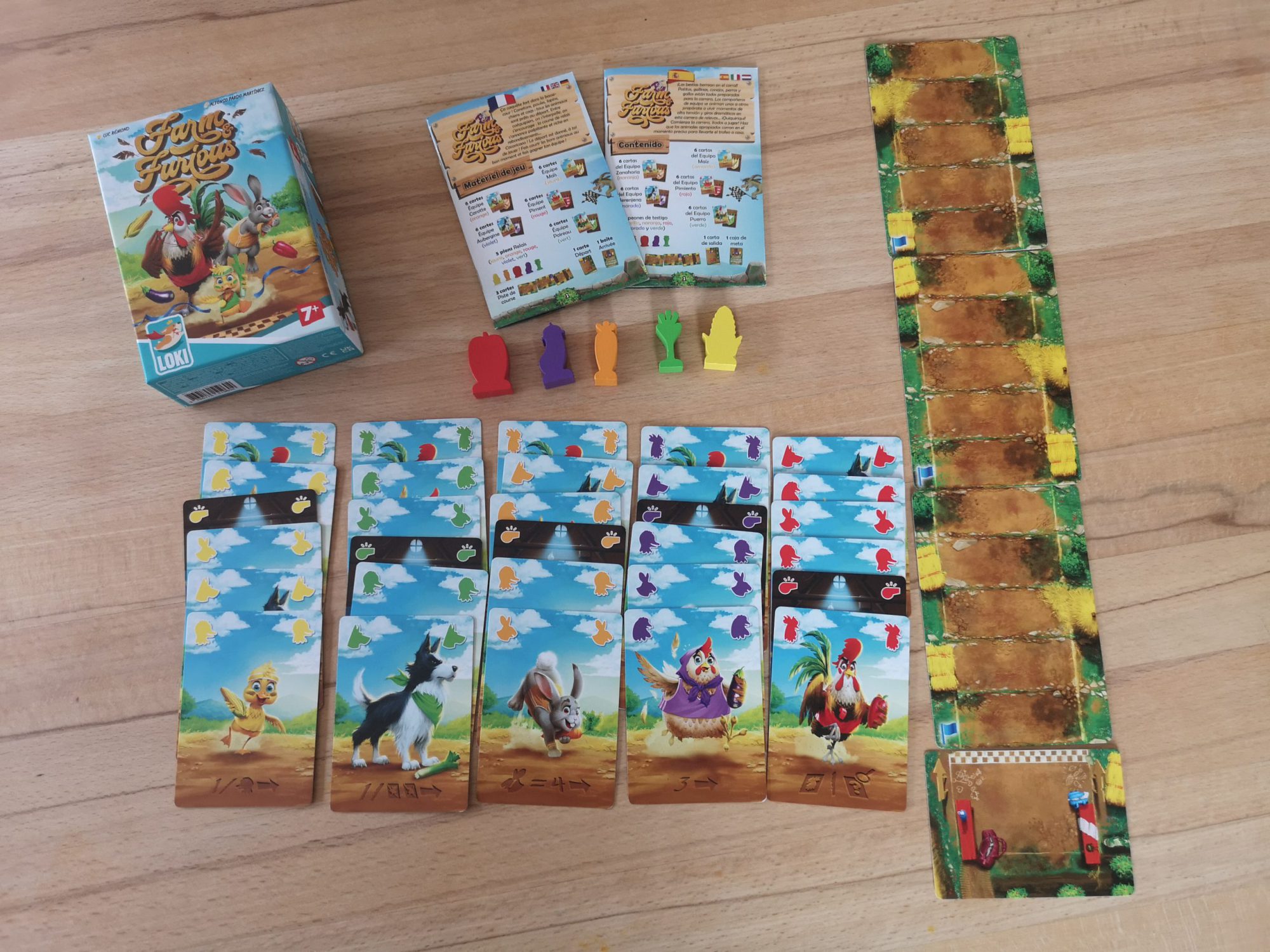 Die Schachtel beinhaltet einen Satz Karten, Spielfiguren und eine Anleitung.