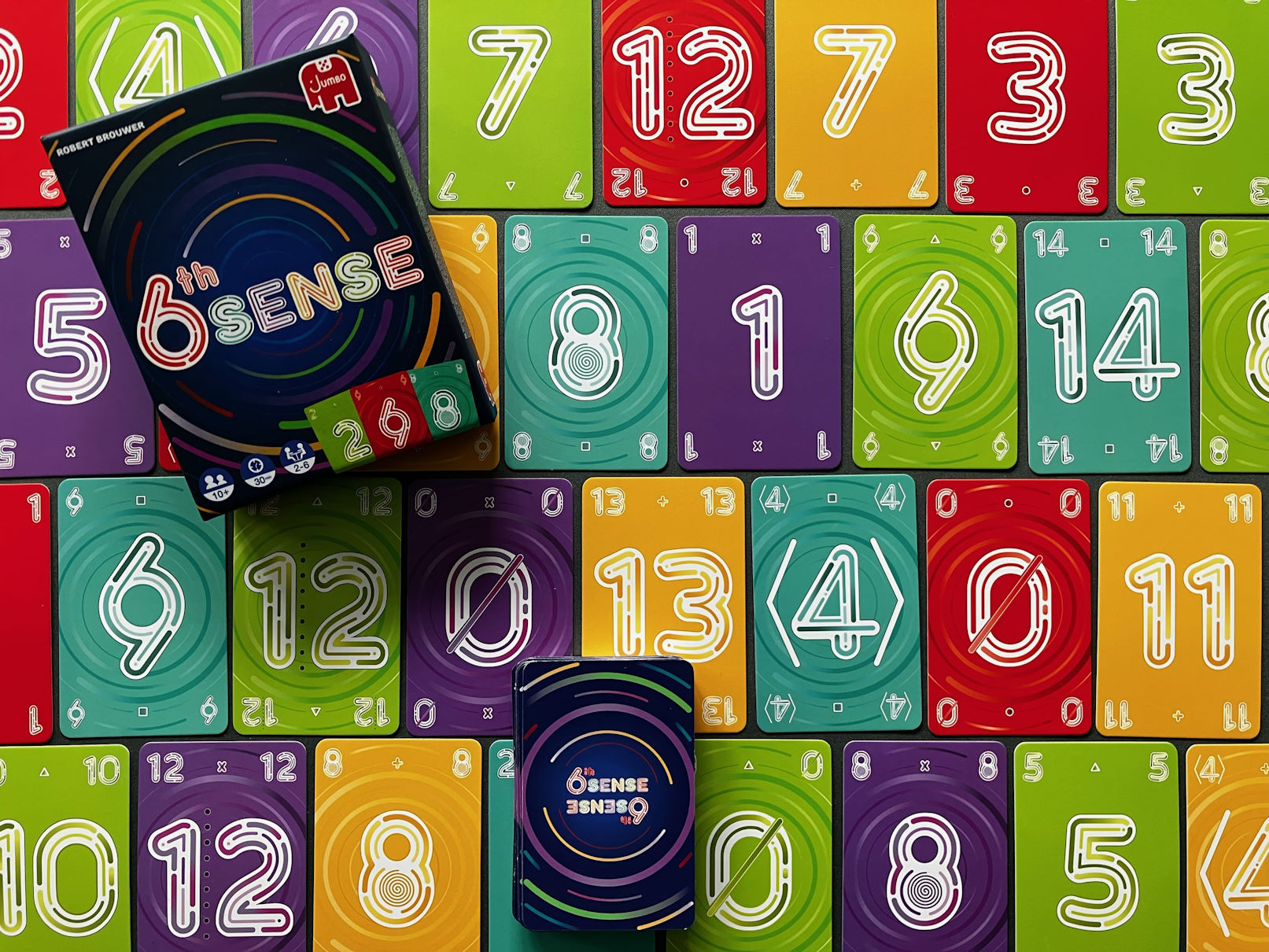 Viele bunte Karten der Zahlen 0 bis 14 liegen offen aus