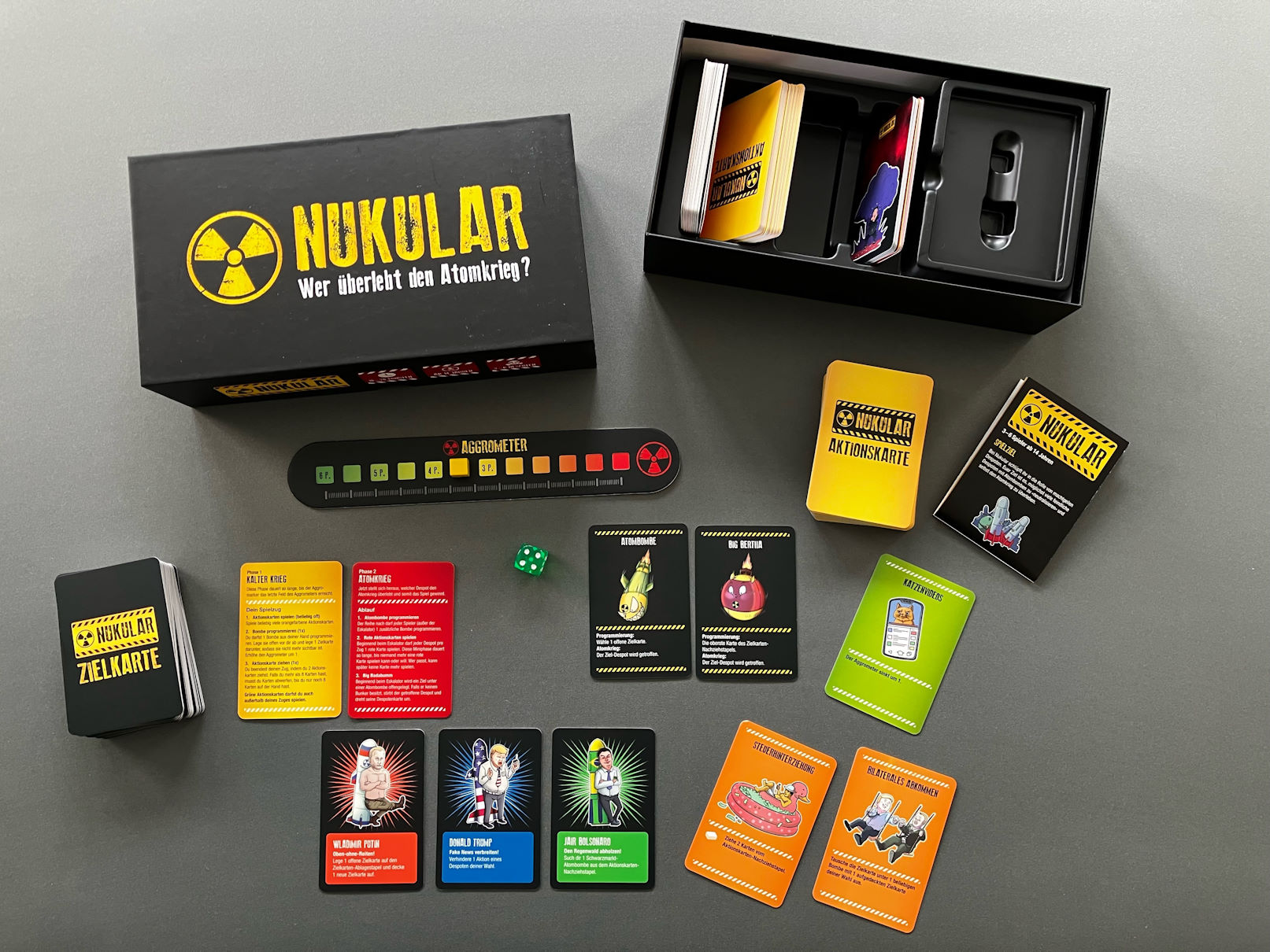 Die Schachtel des Spiels, daneben liegen einige der vielen Karten des Spiels.