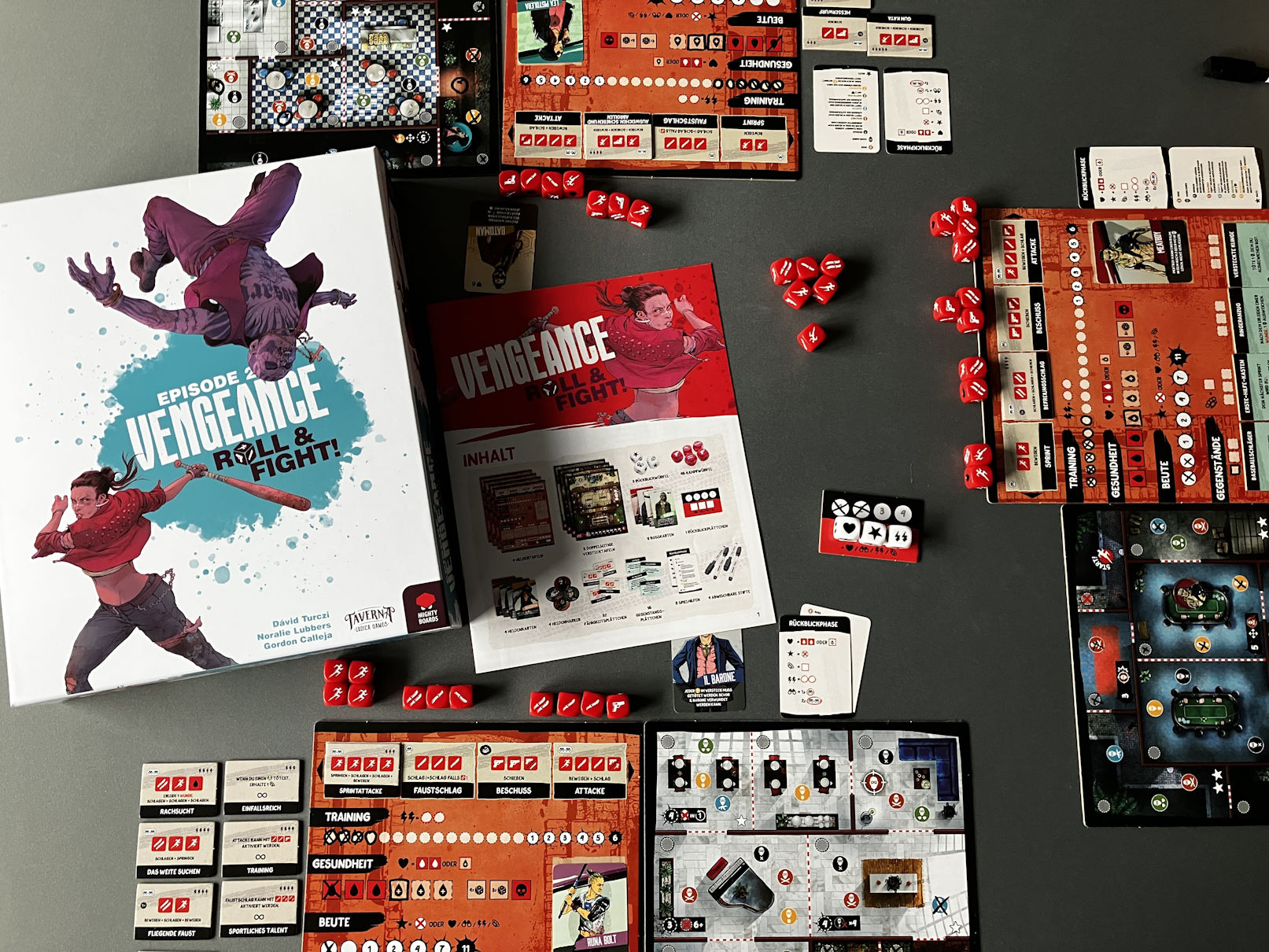 Das Spielmaterial ist in der Draufsicht ausgebreitet für ein Spiel zu dritt