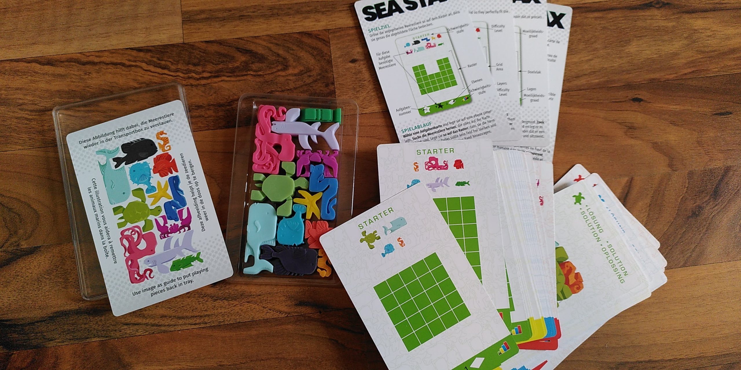 Überblick über das Material von Sea Stax, bunte Meerestiere aus Plastik, Anleitung, Aufgaben- und Lösungskarten