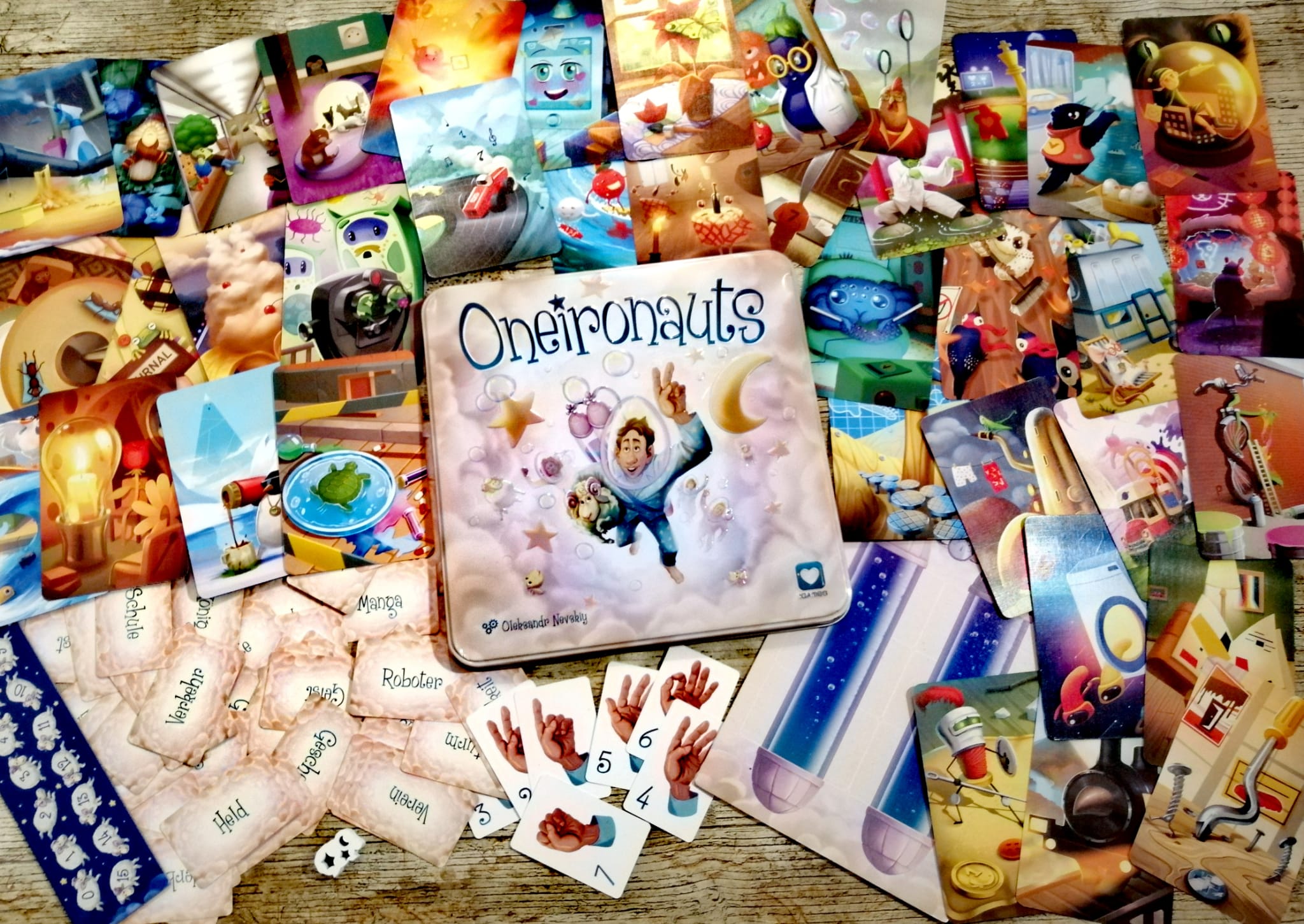 Spieleschachtel mit Inhalt.