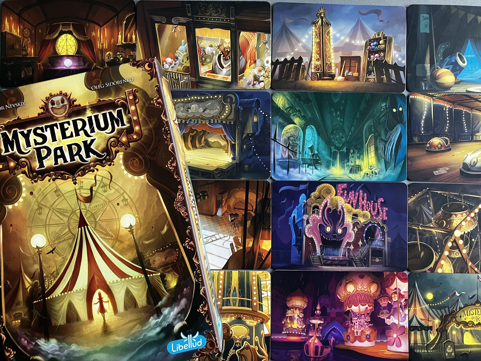 Ein paar der Tatorkarten zusammen mit der Spielschachtel.