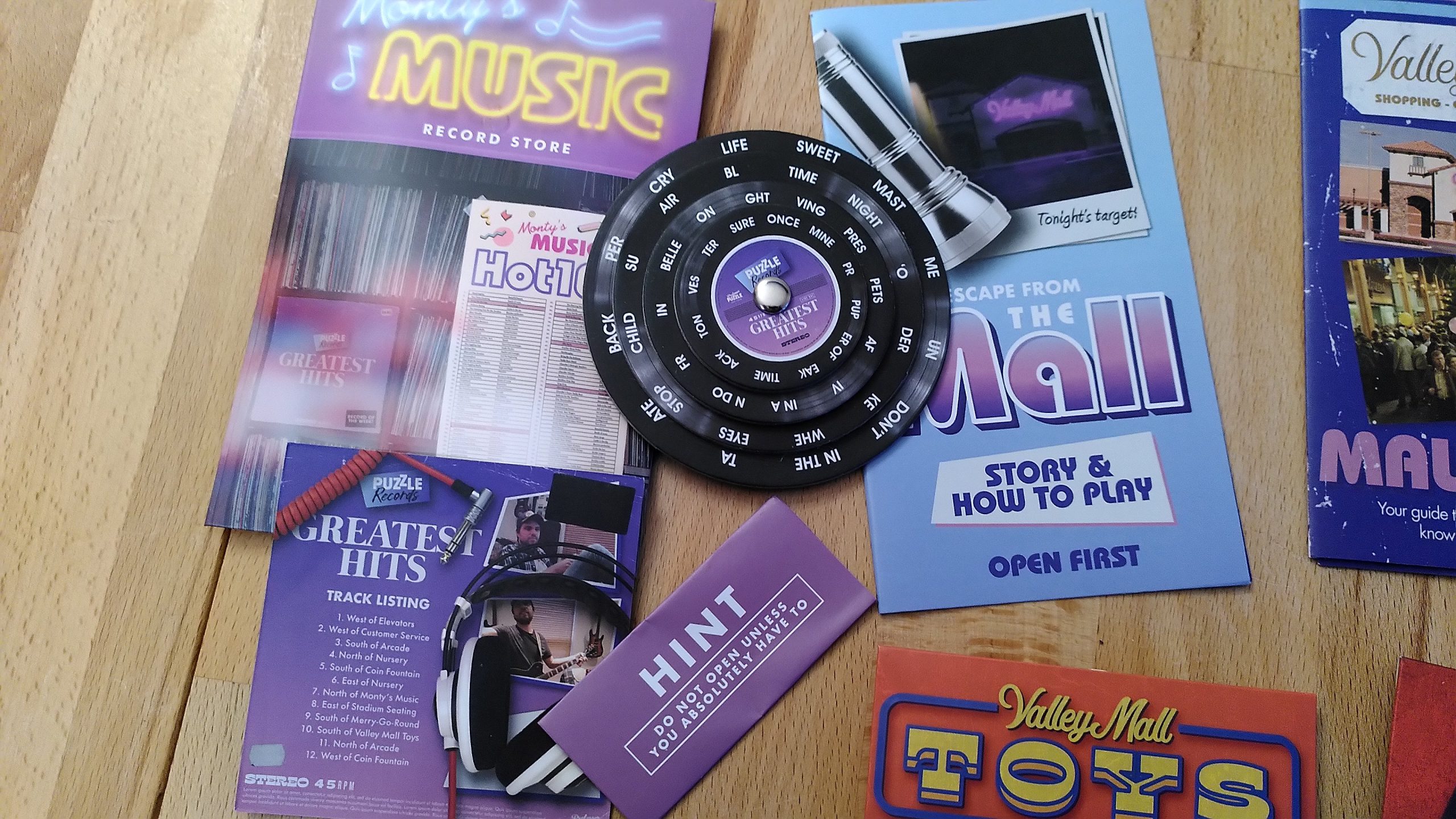 Überblick über das Material für eines der 4 Rätsel. Ein Text, eine Drehscheibe mit Musiktiteln und ein Tipp für den Notfall.