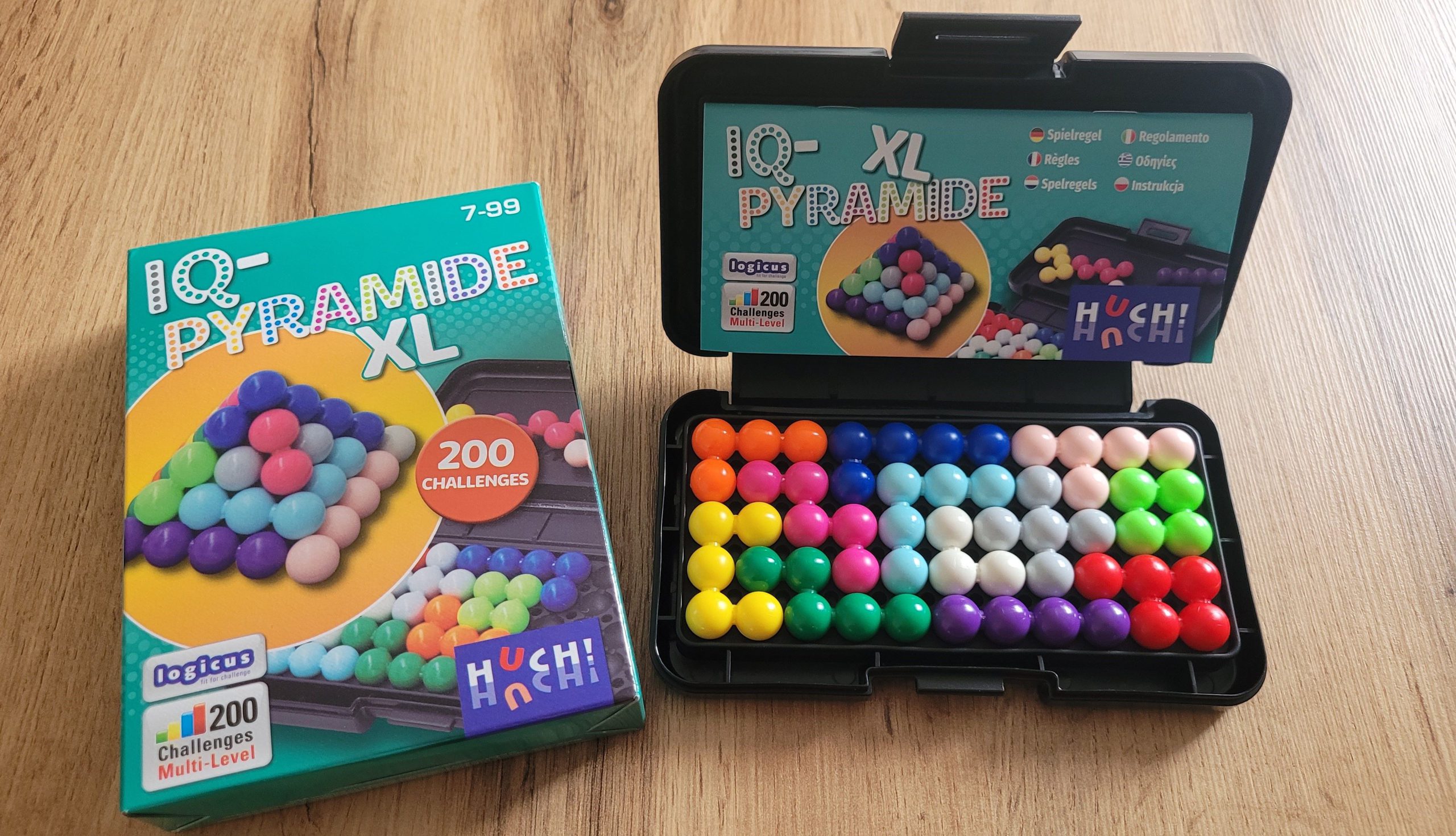 Die Spieleschachtel mit der kleinen, schwarzen Puzzelbox und vielen bunten Bauteilen.