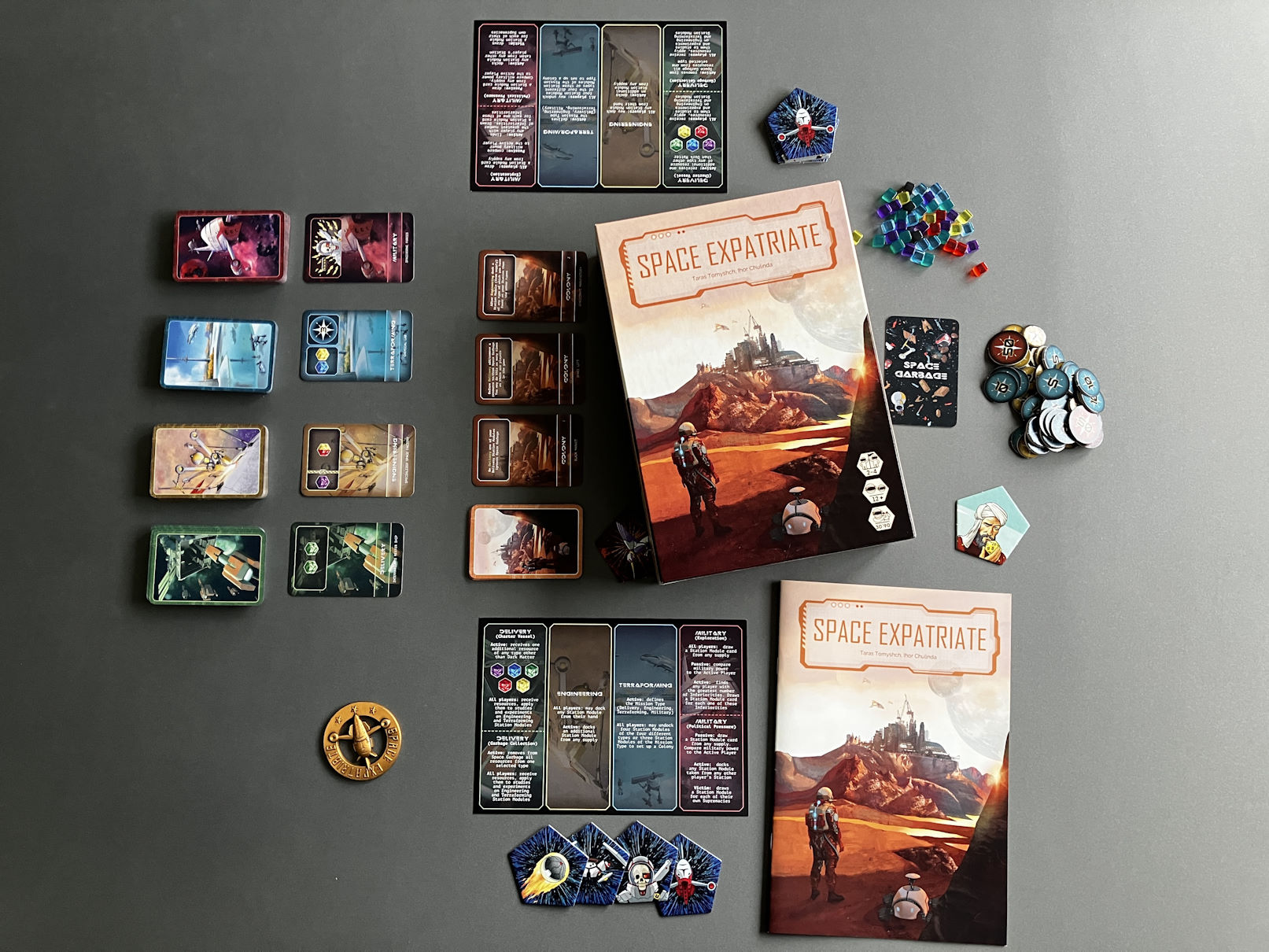 Spielmaterial auf dem Tisch ausgebreitet