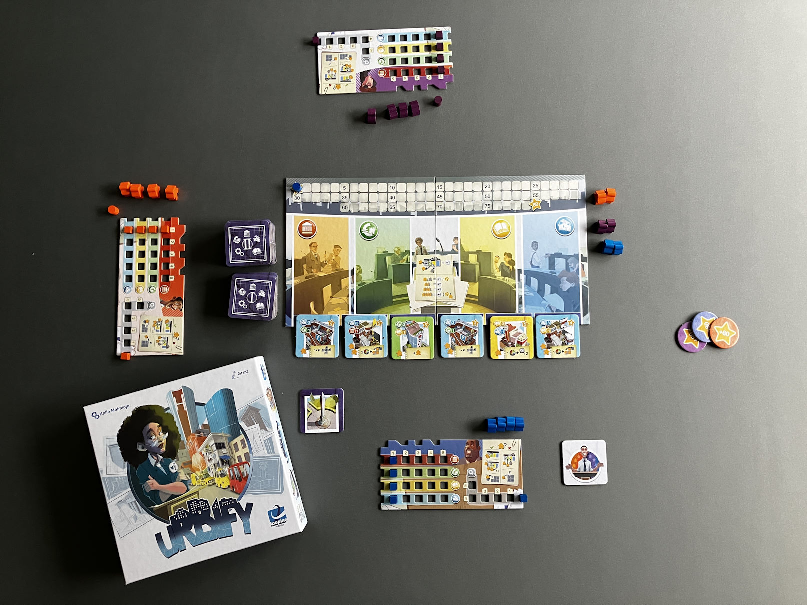 Spielmaterial für 3 Personen liegt auf dem Tisch