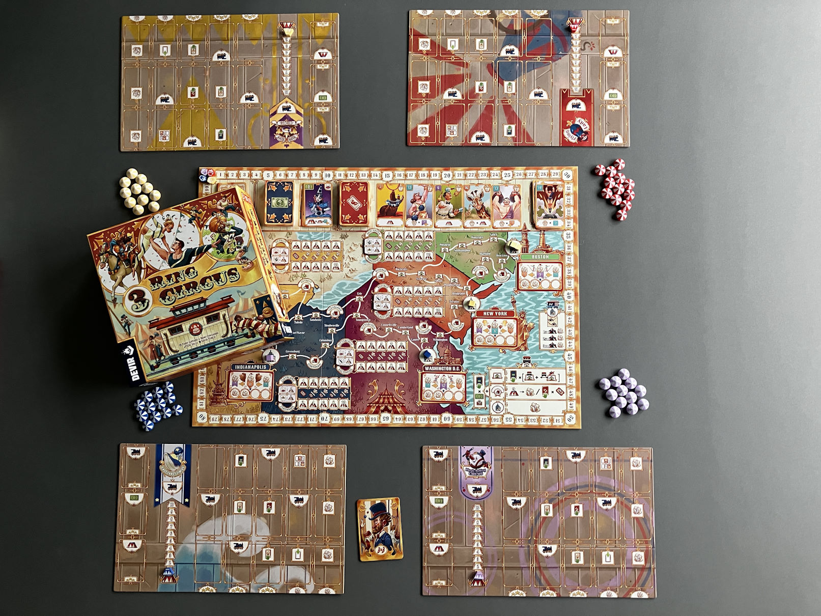 Das Spielmaterial liegt ausgebreitet auf dem Tisch.