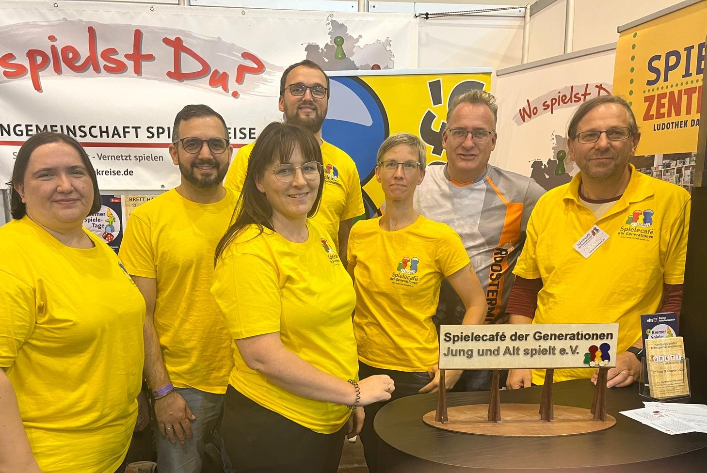 Auf dem Bild ist das Team zu sehen das vor Ort war.