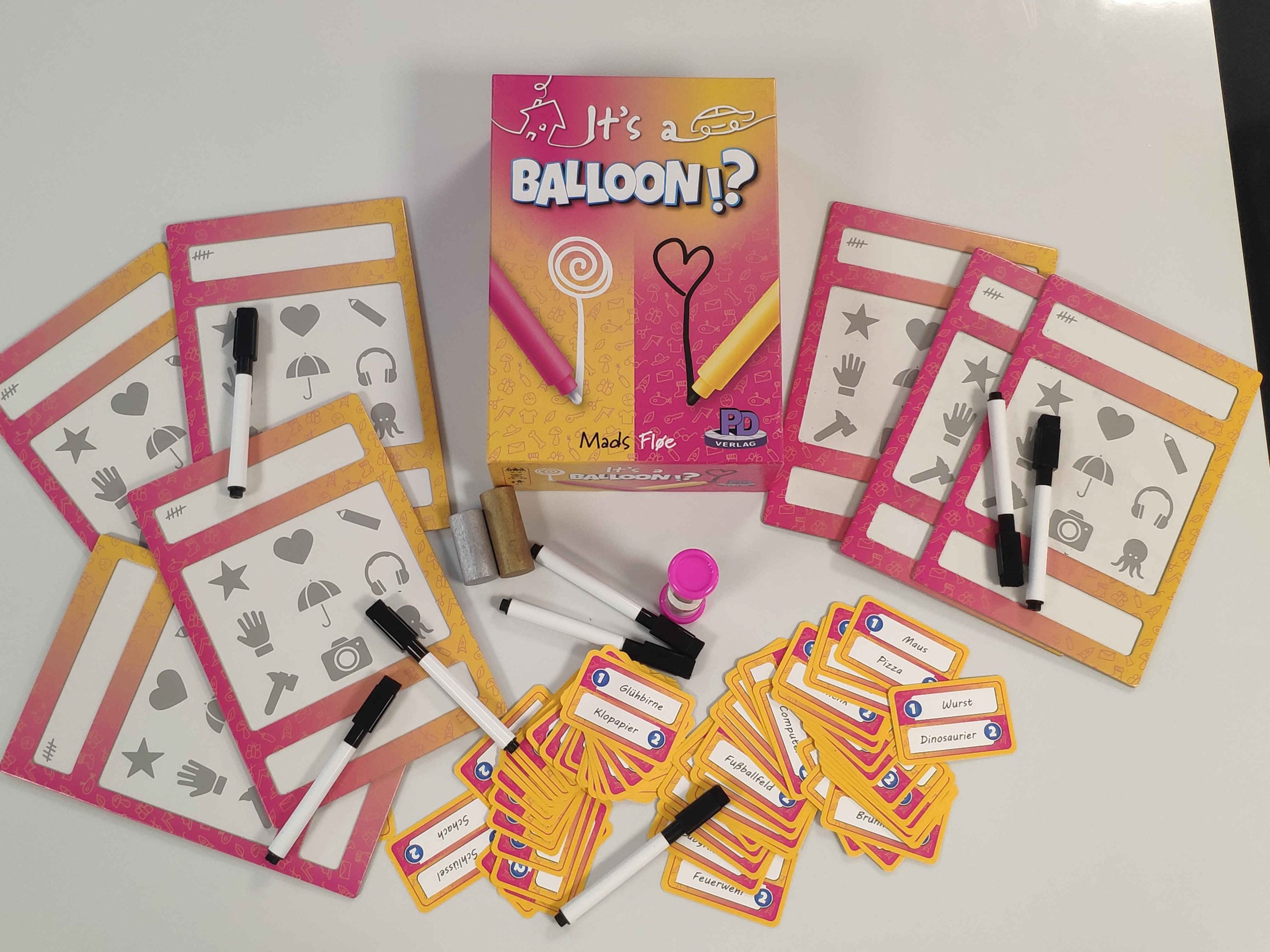 Überblick über das Spielmaterial. 6 abwischbare Tafeln, 6 Stifte und jede Menge kleine Karten mit Begriffen