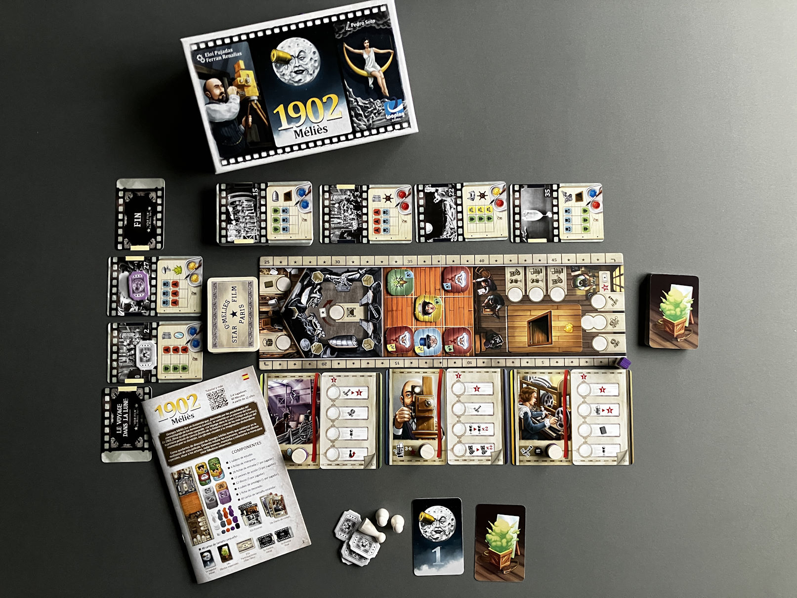 Die Spielschachtel liegt neben dem Spielaufbau für 2 Spieler