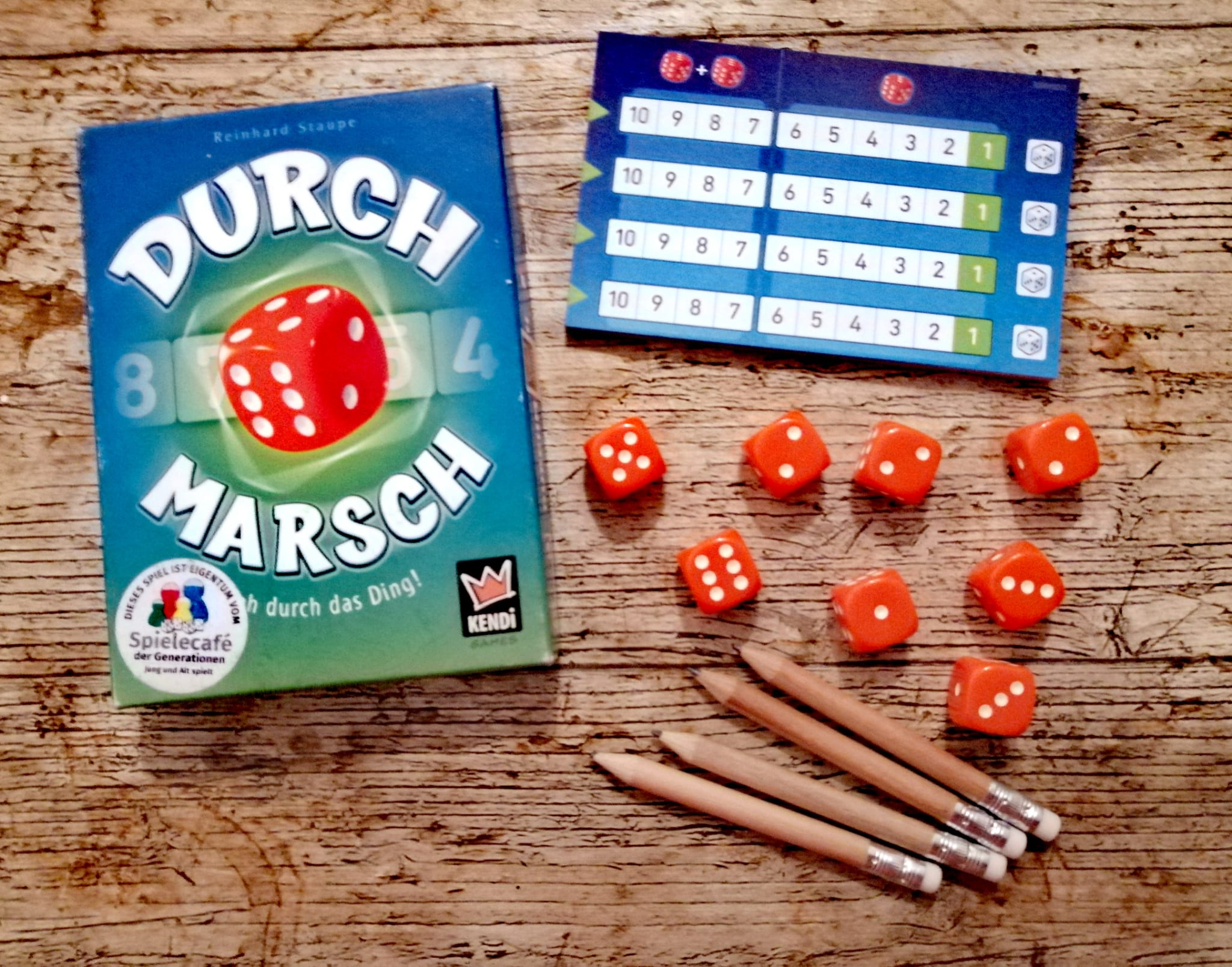 Spieleschachtel mit Inhalt.