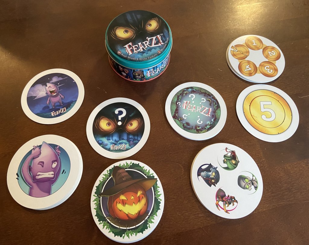 Dose und Karten vom Spiel auf dem Tisch ausgelegt.