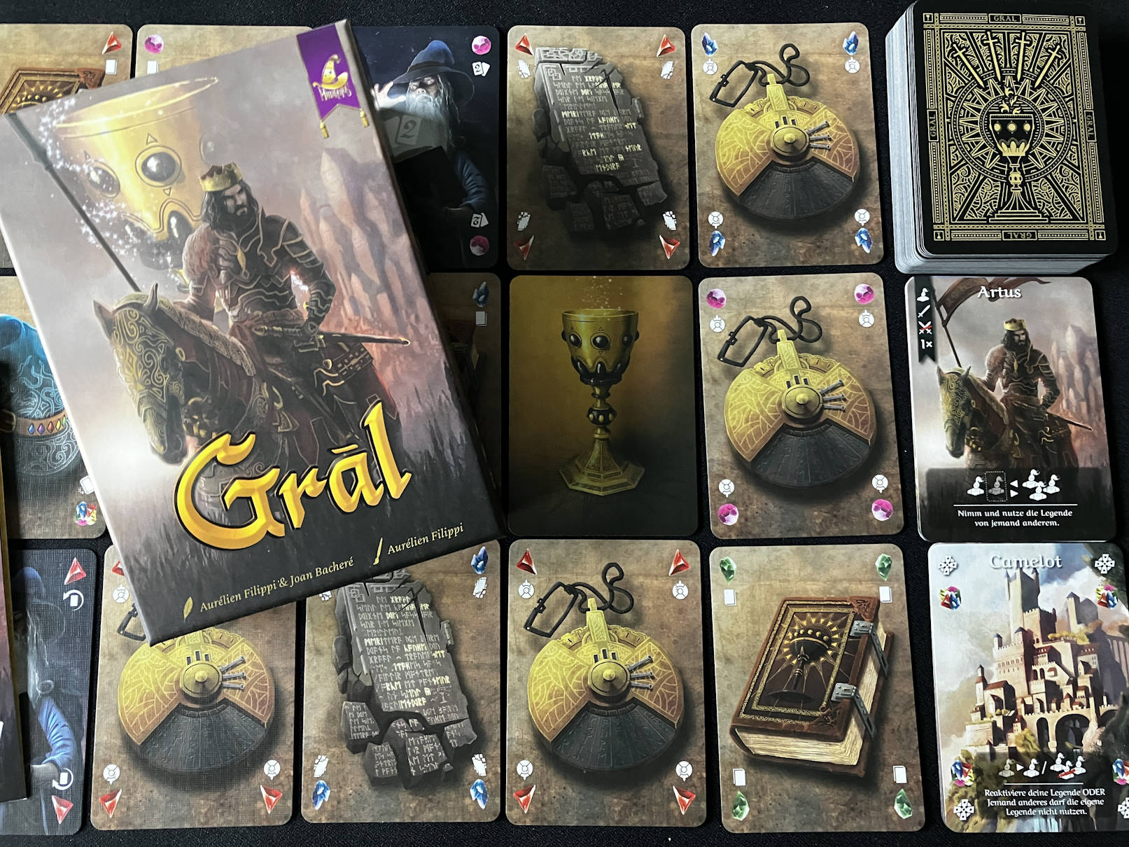 Ein paar der Spielkarten aufsortiert. Gral hat viele Informationen zugleich.