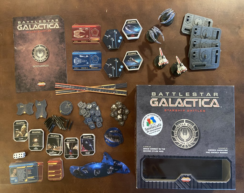 Schachtel und vielfältiges Material vom Spiel, Karten, Pappchips, Modelraumschiffe,...