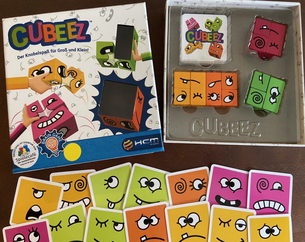 Schachtel, Würfel und Karten des Spiels.