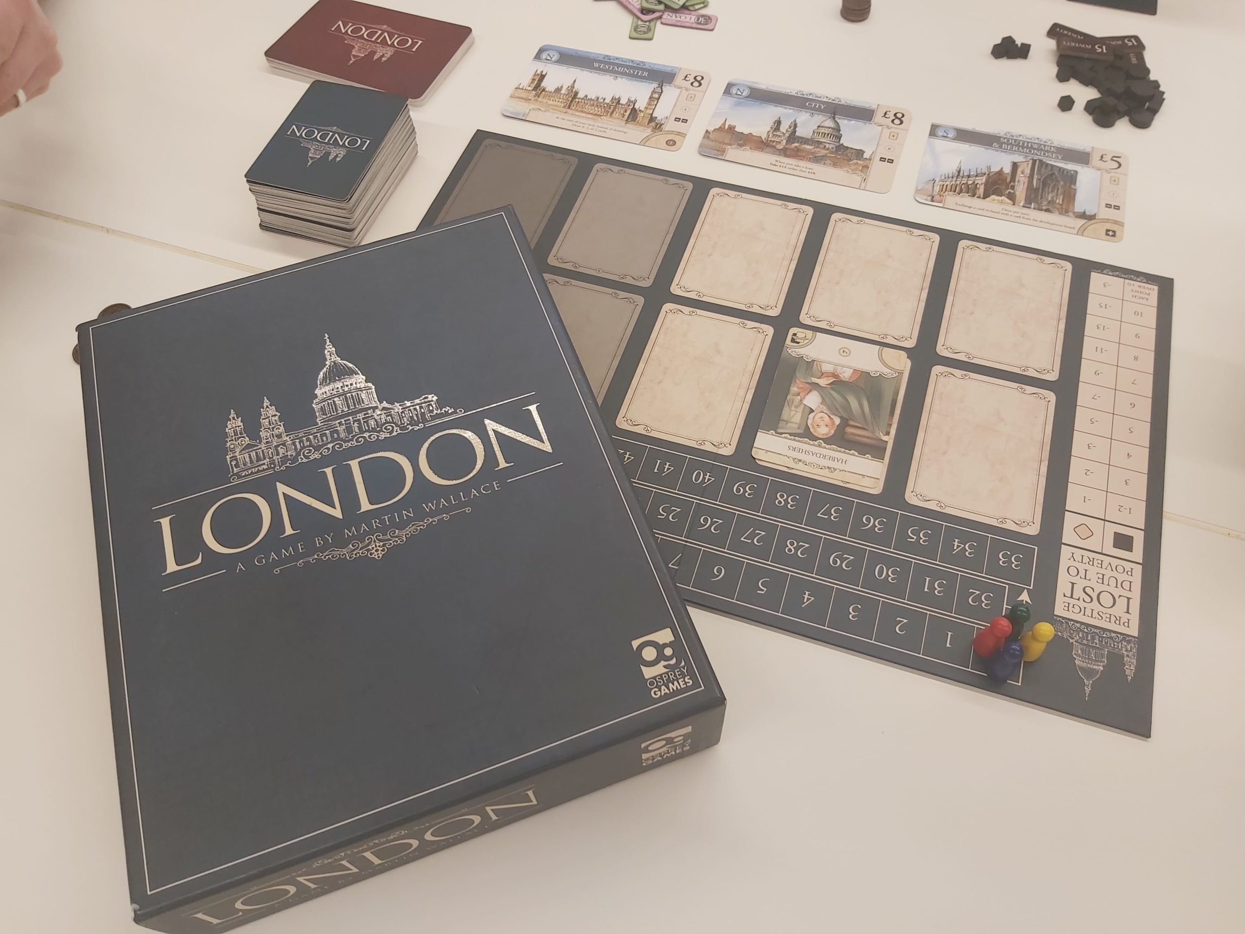 Zu sehen ist das Spiel London mit all seinen Spielmaterialien.