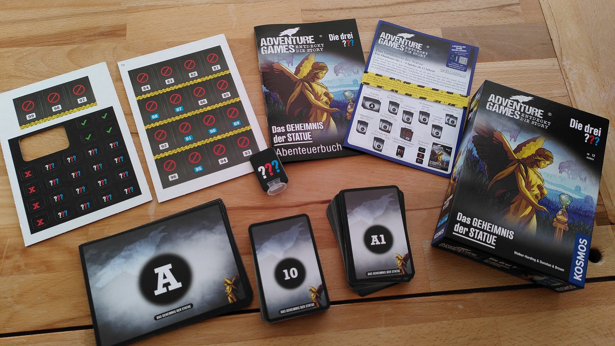 Überblick über die Schachtel und das Spielmaterial noch ganz am Anfang. Alles verdeckt und ohne Spoiler.