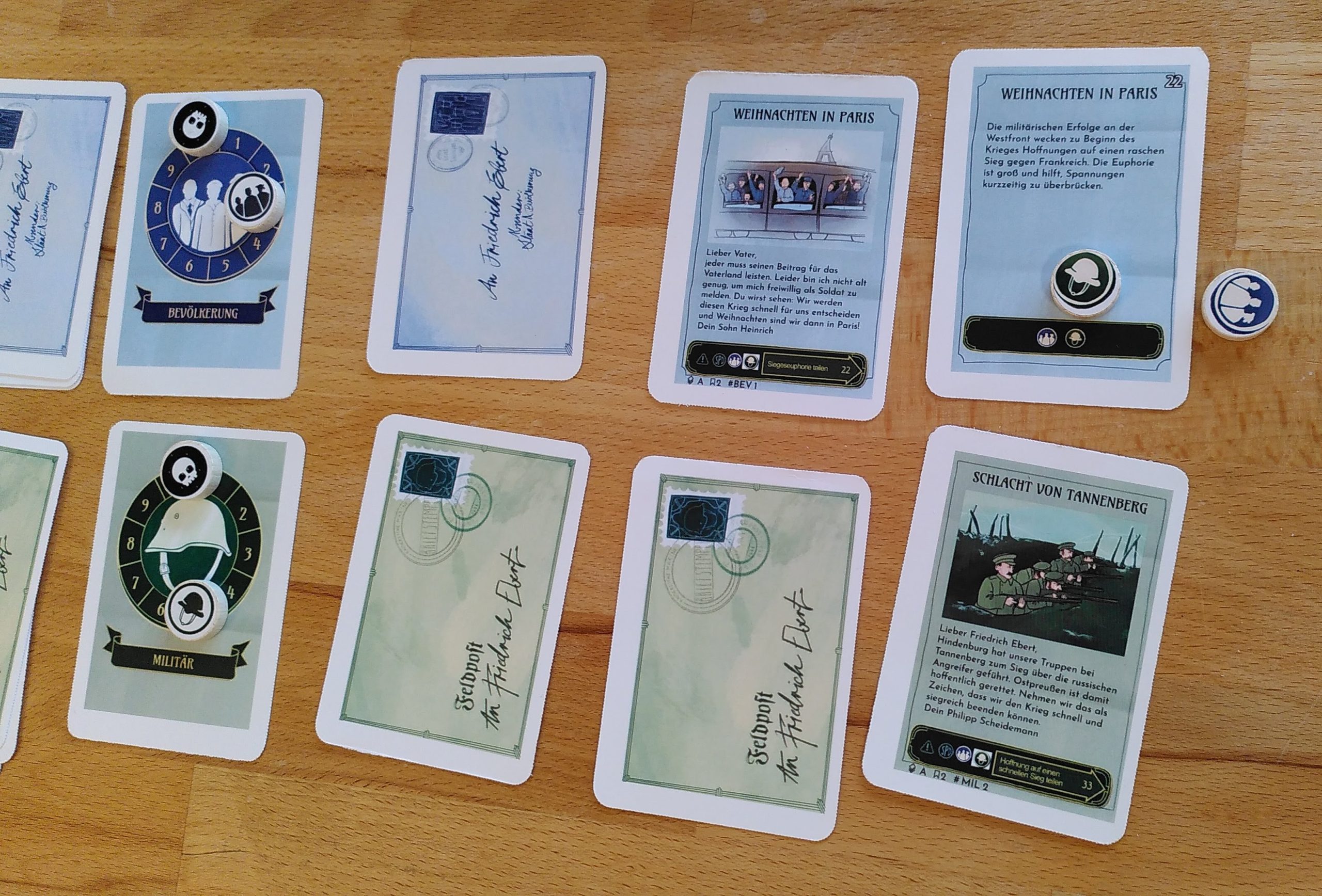 Wenn ein Brief ausgeführt wird, erhält man die dazugehörige Auflösungskarte und Marker als Belohnung. Diese Marker kann man einsetzten, um Briefe zurückzulegen, Spannung zu reduzieren oder Meilensteine zu erfüllen.