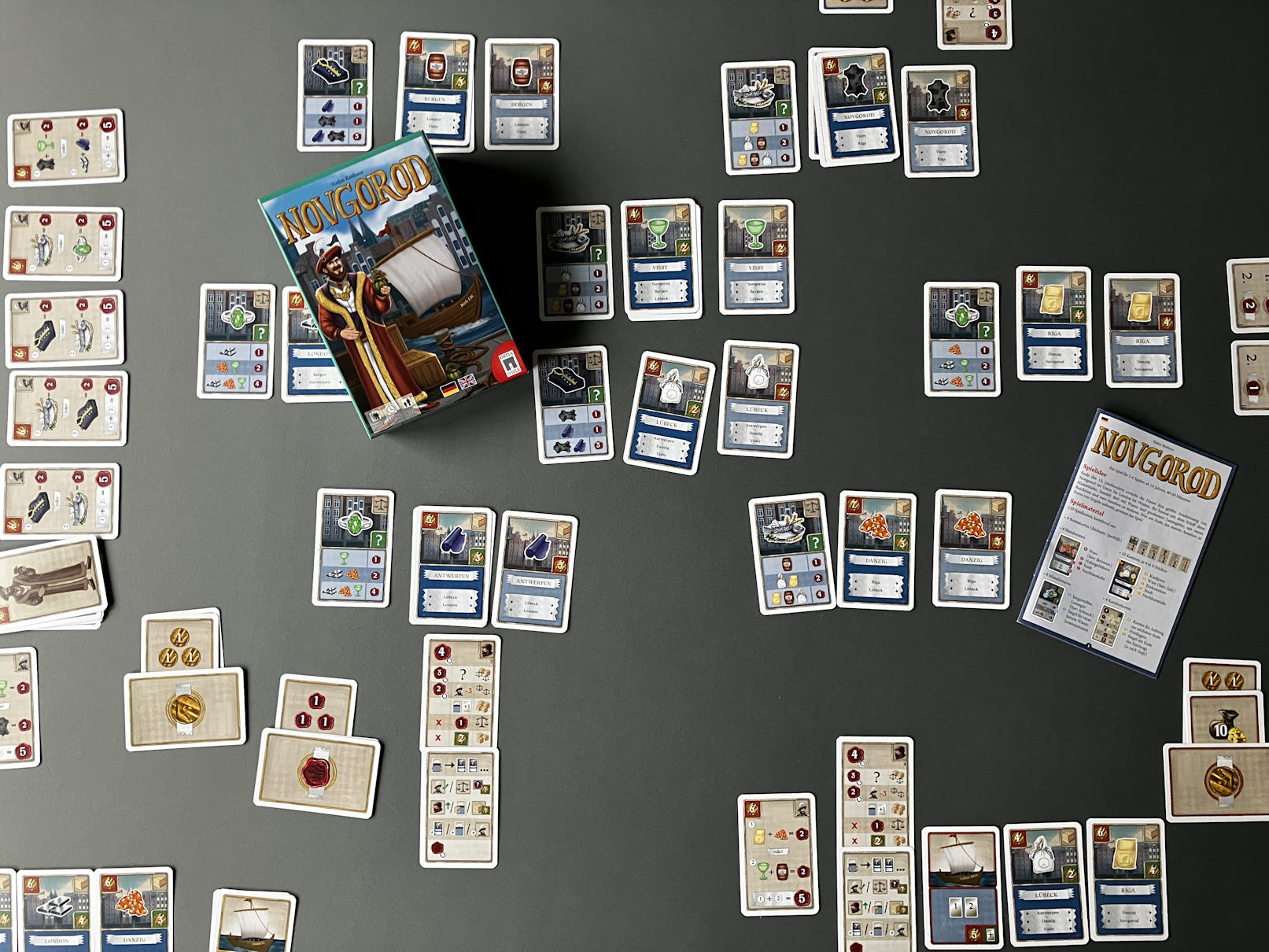 Das Spielmaterial besteht vollständig aus Karten.