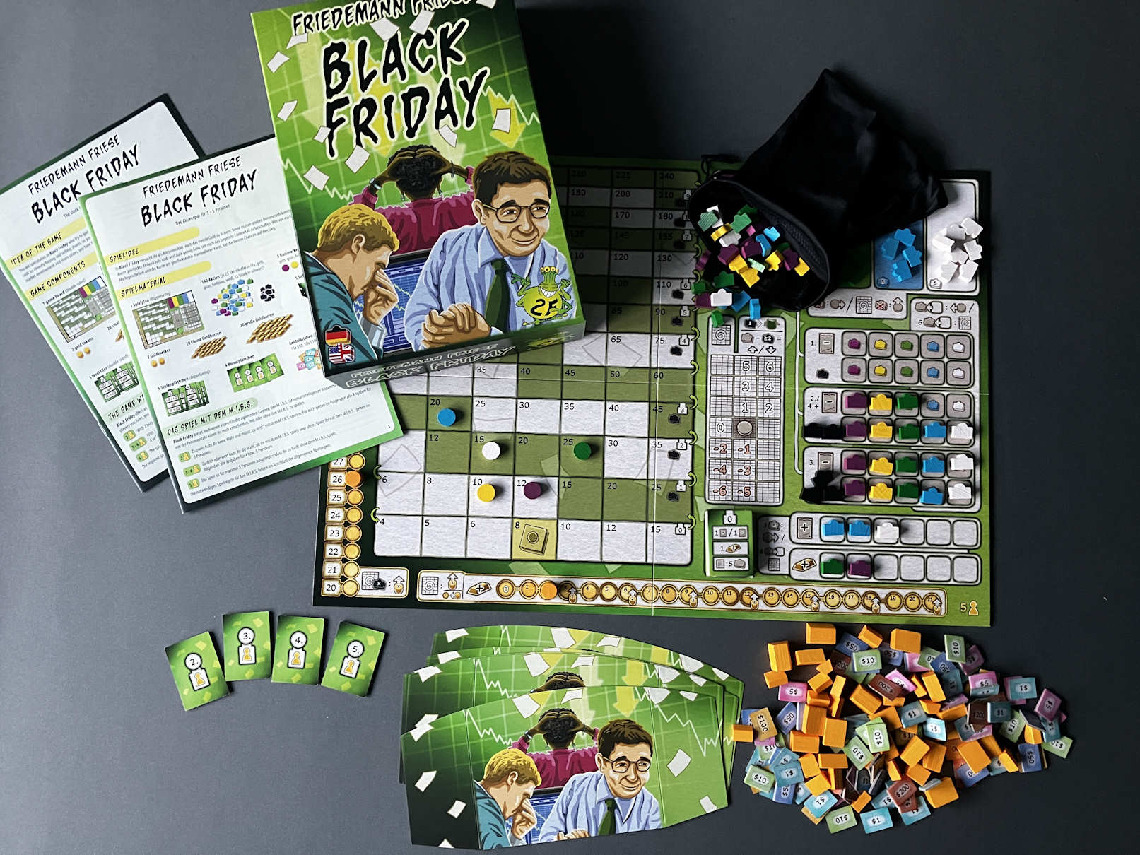 Das Spiel mit Schachtel, Spielbrett und sämtlichem Material ausgelegt