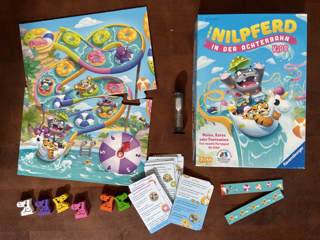 Schachtel, Spielbrett, Karten und Figuren vom Spiel.