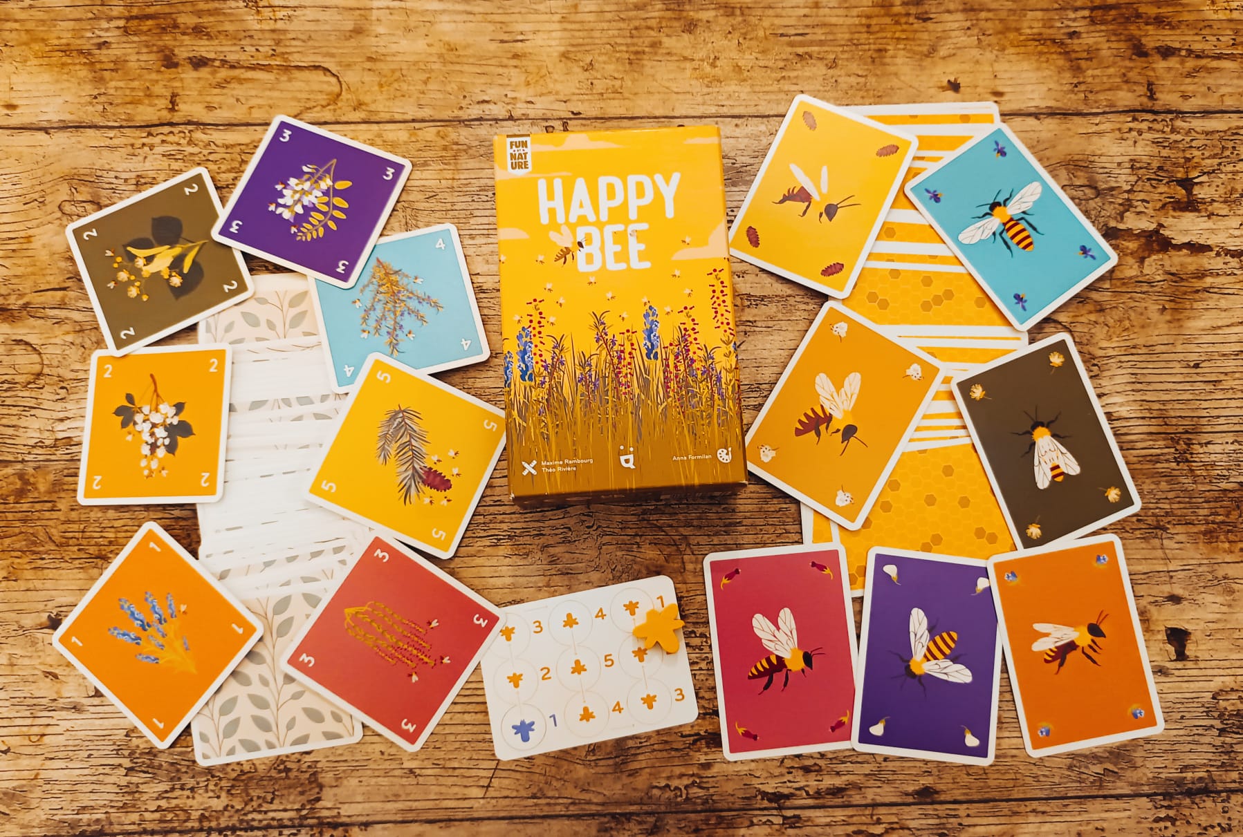 Spieleschachtel mit Inhalt. Die Karten sind dezent illustriert.