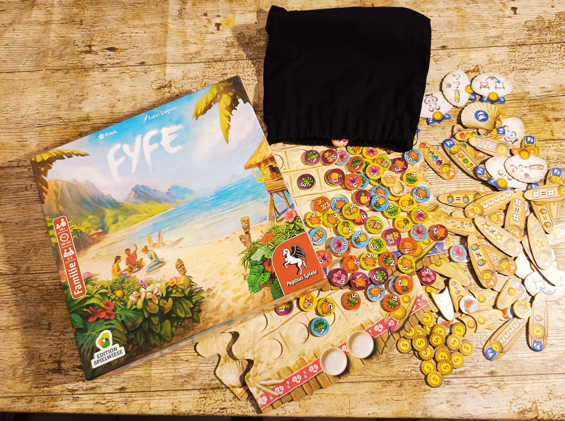 In der Schachtel ist sehr viel Material. Die Steine die auf die Tableaus gelegt werden sind aus Holz.