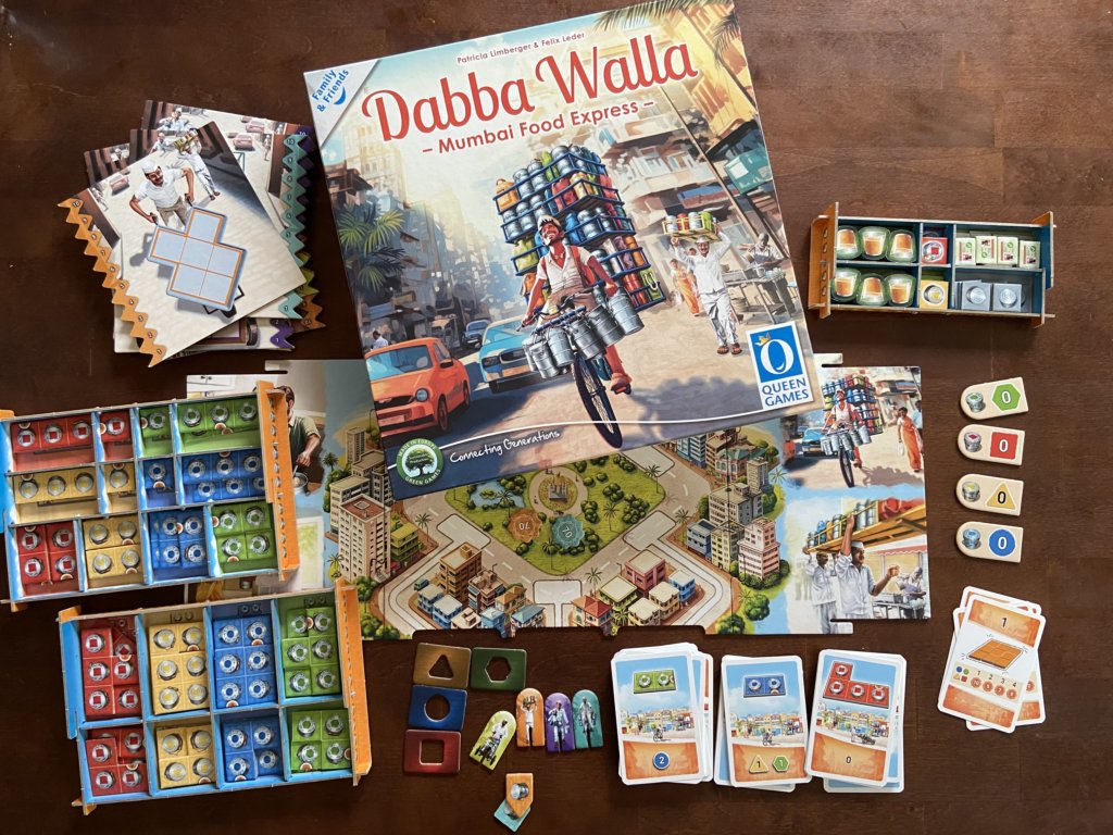 Schachtel und Material des Spiels Dabba Walla ausgelegt.