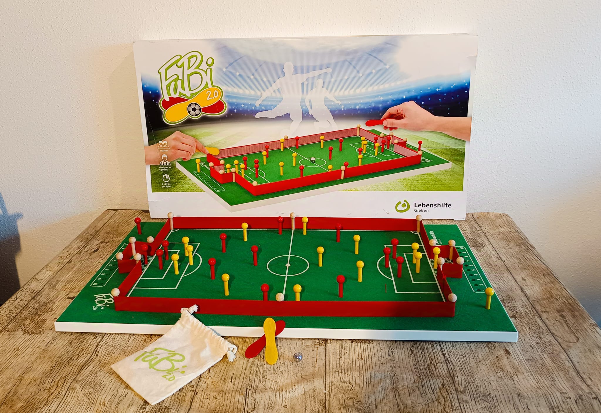 Spielschachtel und Inhalt. Ein großes Fussballbrett für den Esszimmertisch.