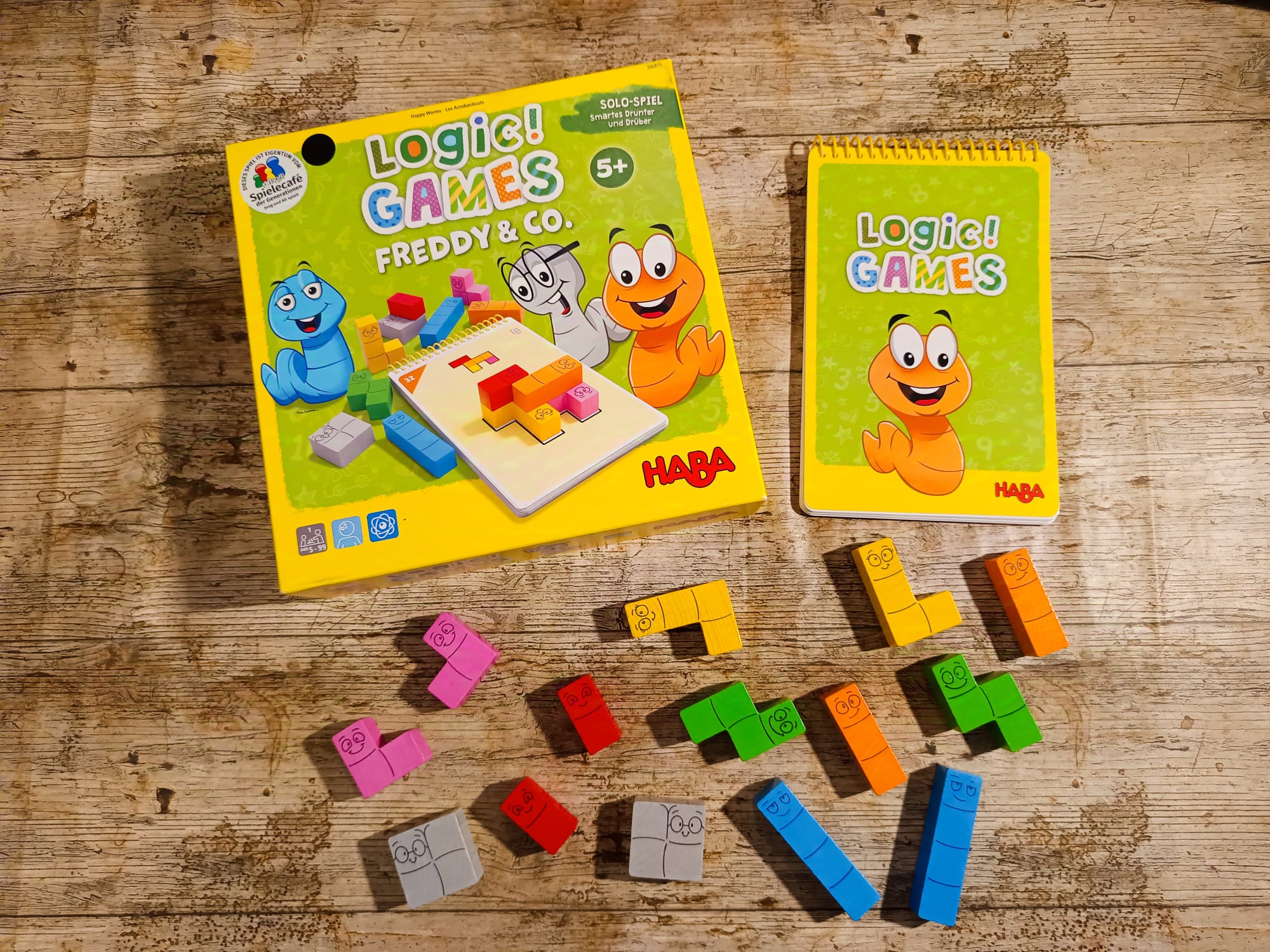 Spielschachtel mit Inhalt.