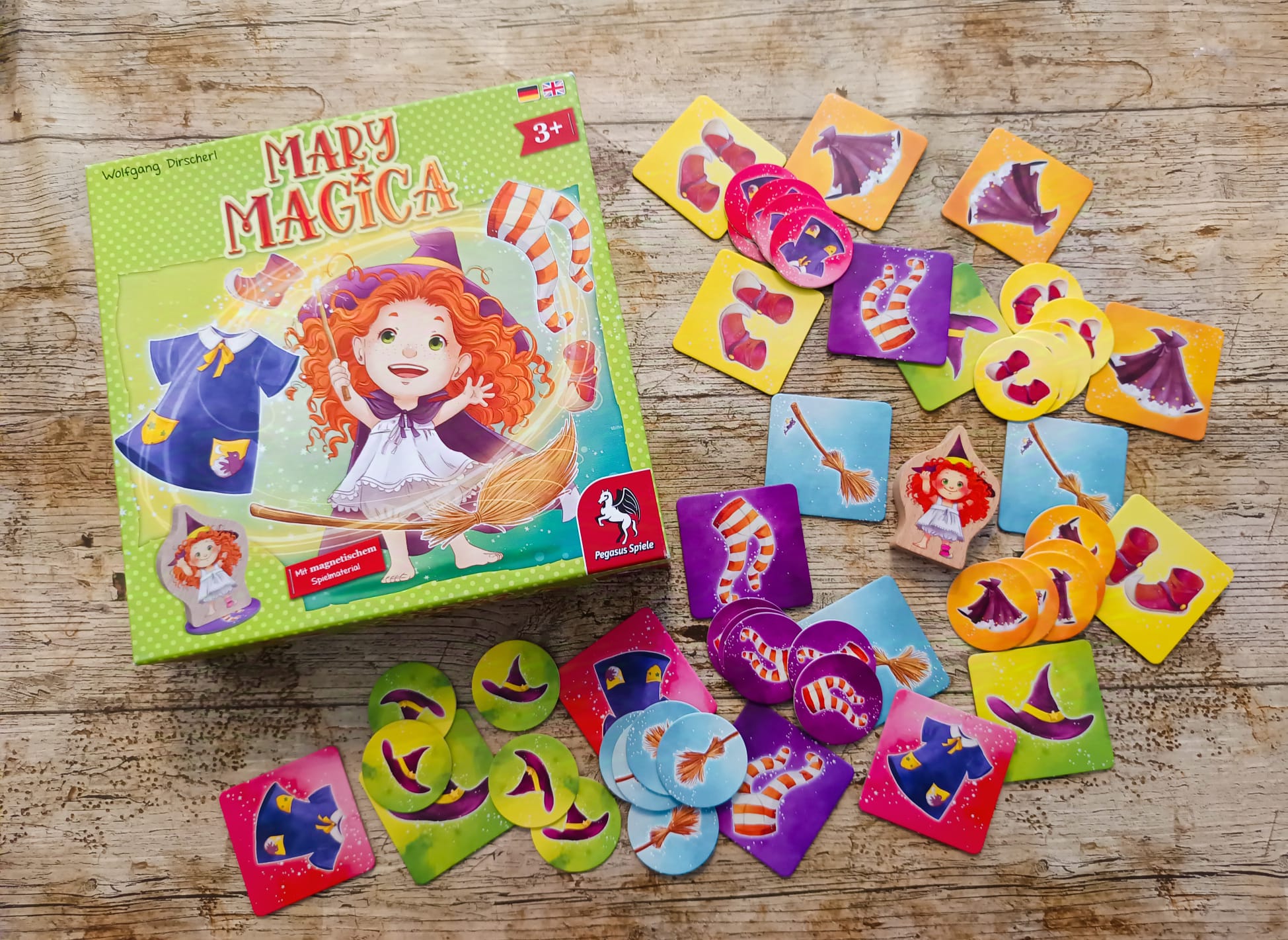 Spieleschachtel mit Inhalt.