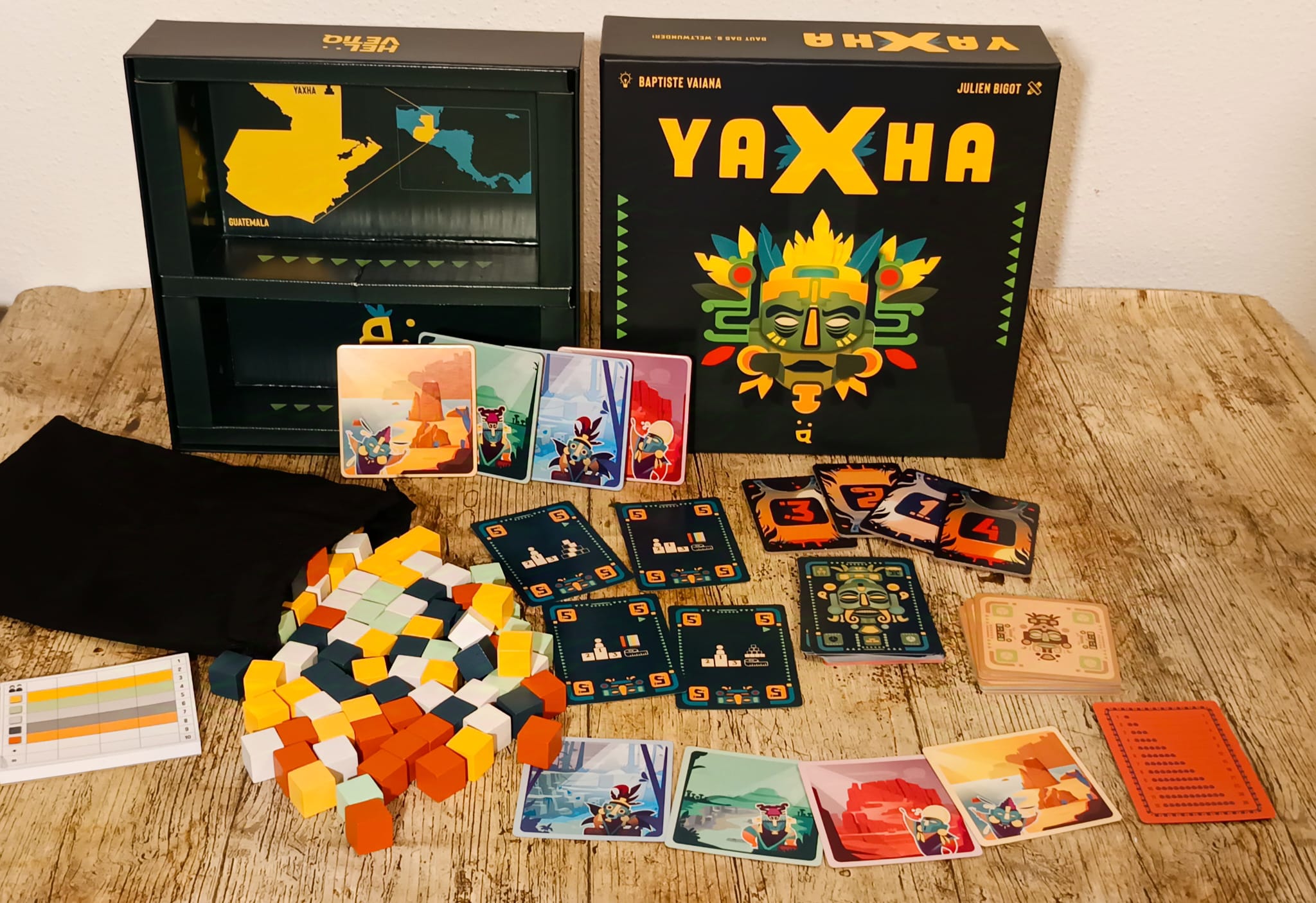 Spielschachtel mit Inhalt.