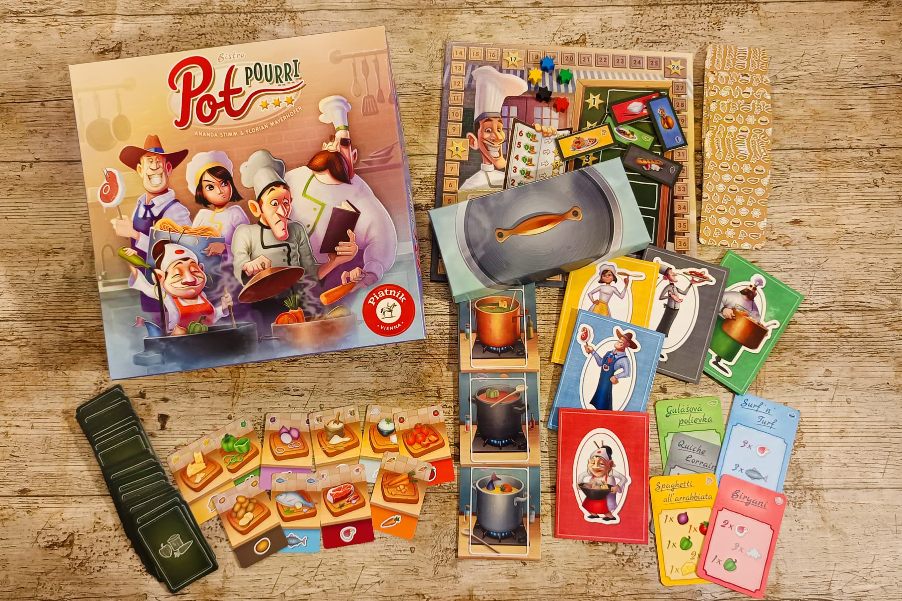 Spielschachtel mit Inhalt.