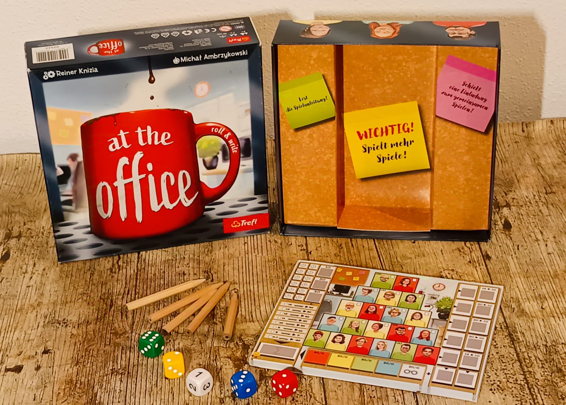 Spieleschachtel und Inhalt.