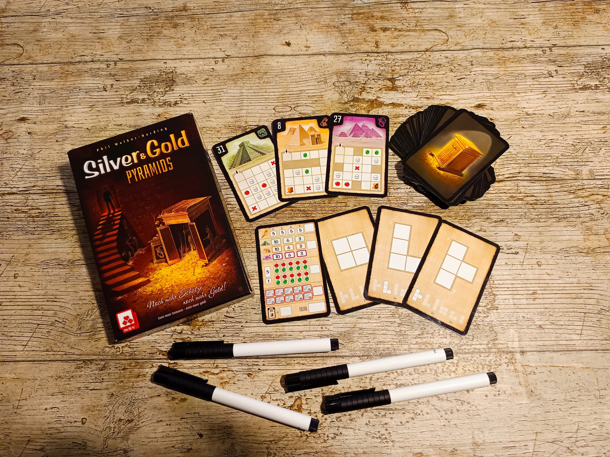 Spieleschachtel mit Inhalt.