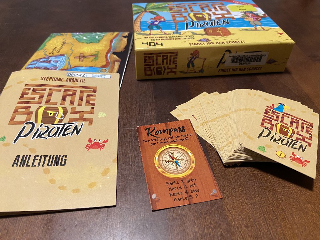 Schachtel und Karten von Escape Box Piraten