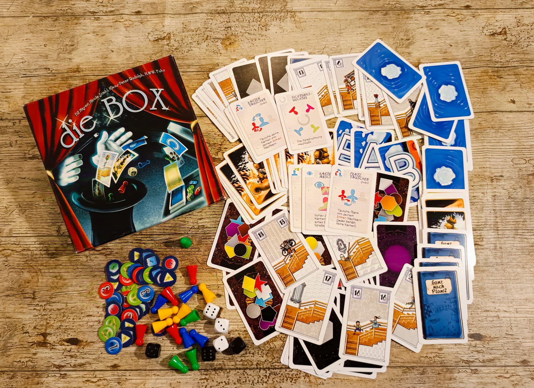Spielschachtel und Inhalt.