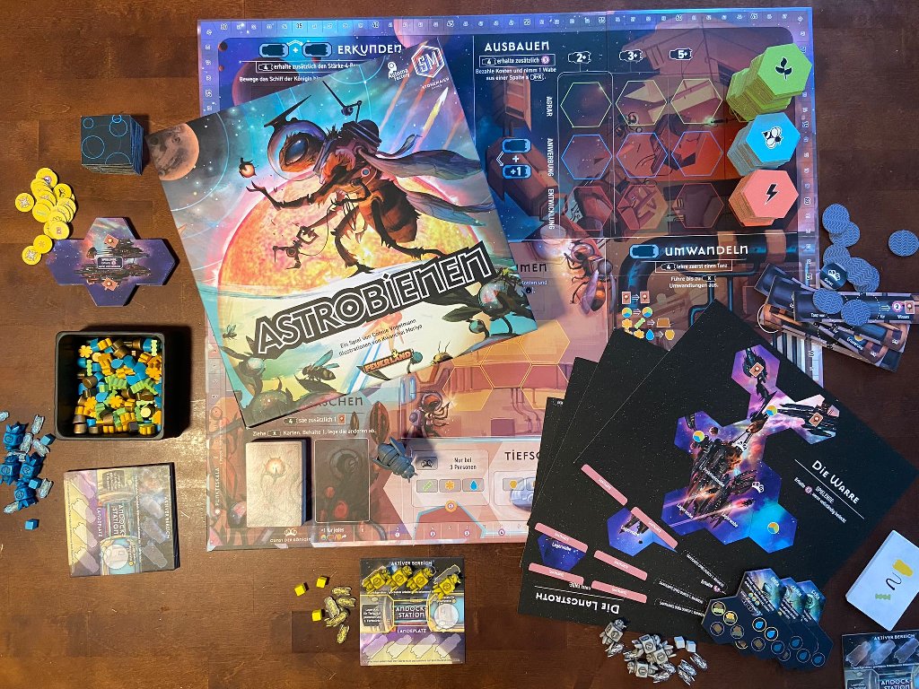 Schachtel und das Material von Astrobienen auf dem Tisch ausgebreitet