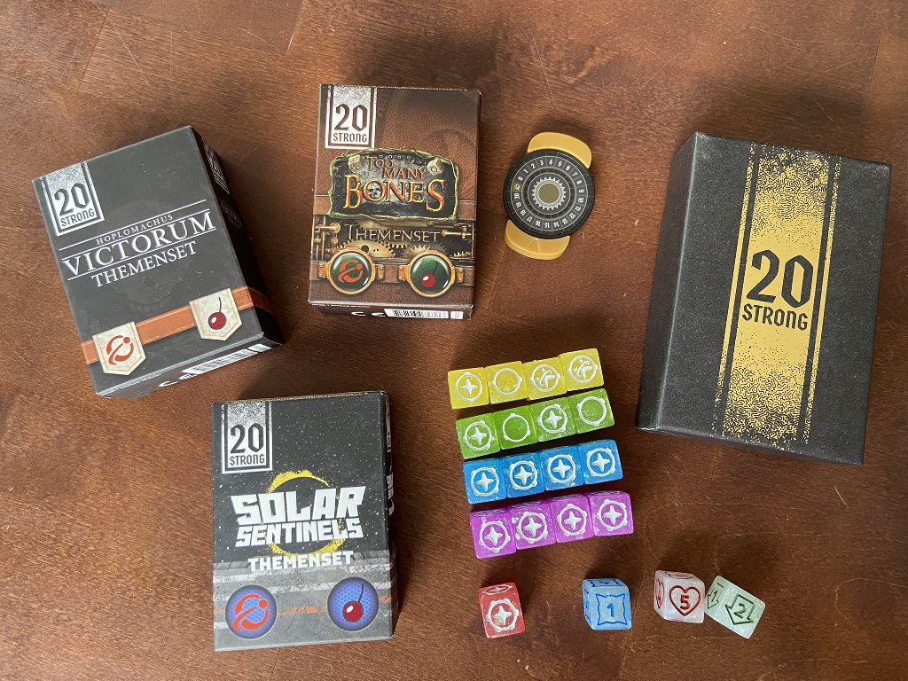 Schachteln für die Themen-Sets und Würfel des Spiels