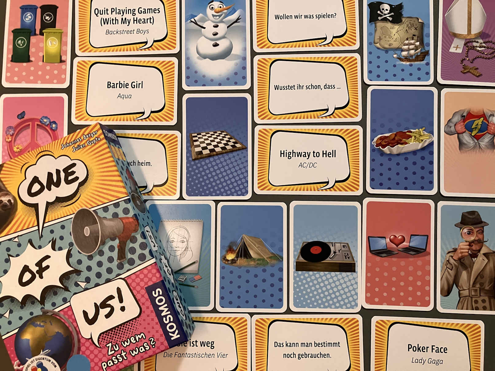 Kartenraster ausliegend, die Spielschachtel darauf gelegt