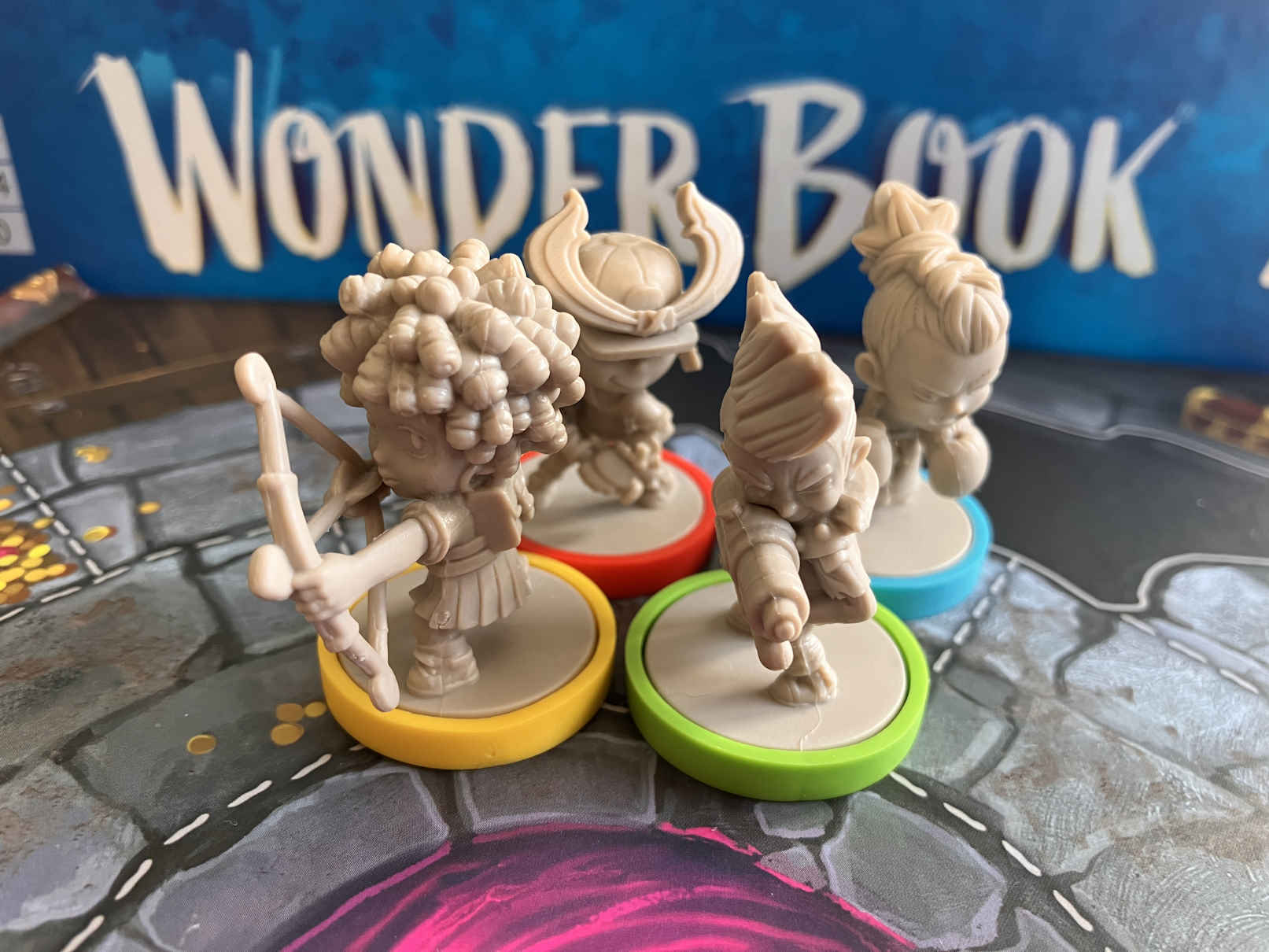 Die Spielfiguren stehen vor der Schachtel