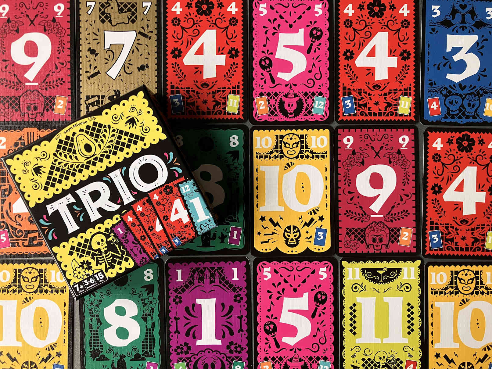 Ein paar der Karten liegen als Raster auf dem Tisch