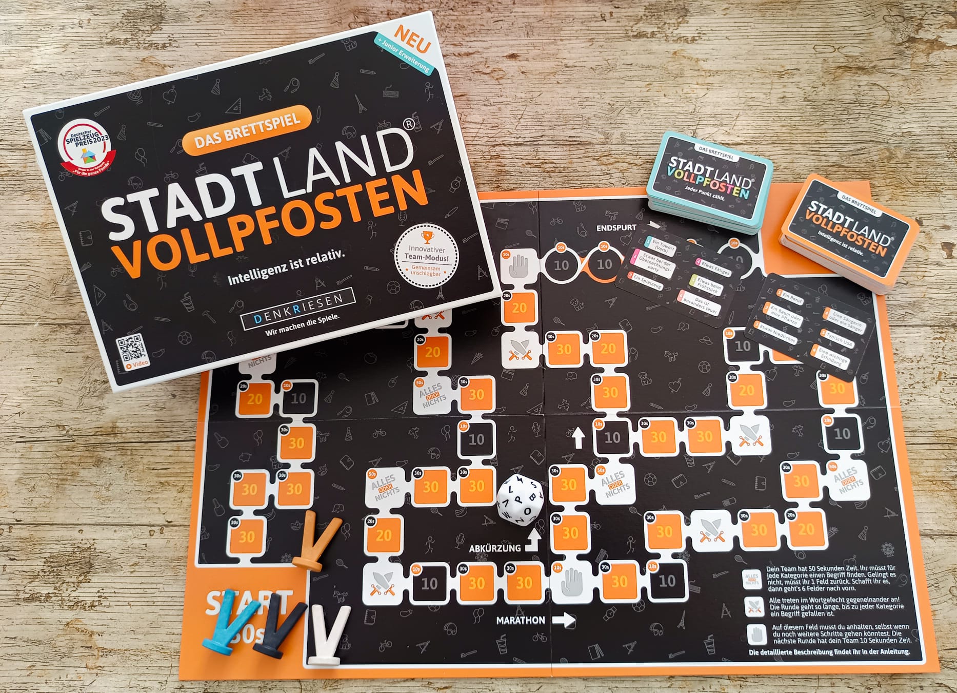 Spieleschachtel mit Inhalt.