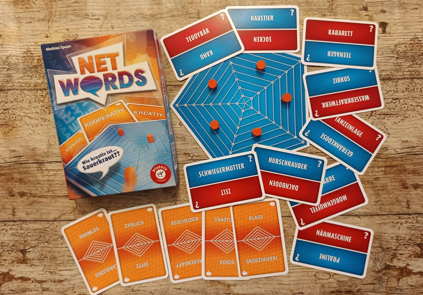 Spieleschachtel mit Inhalt.