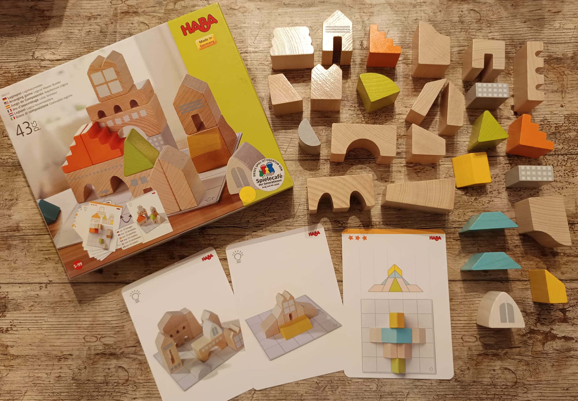 Spielschachtel mit Inhalt.