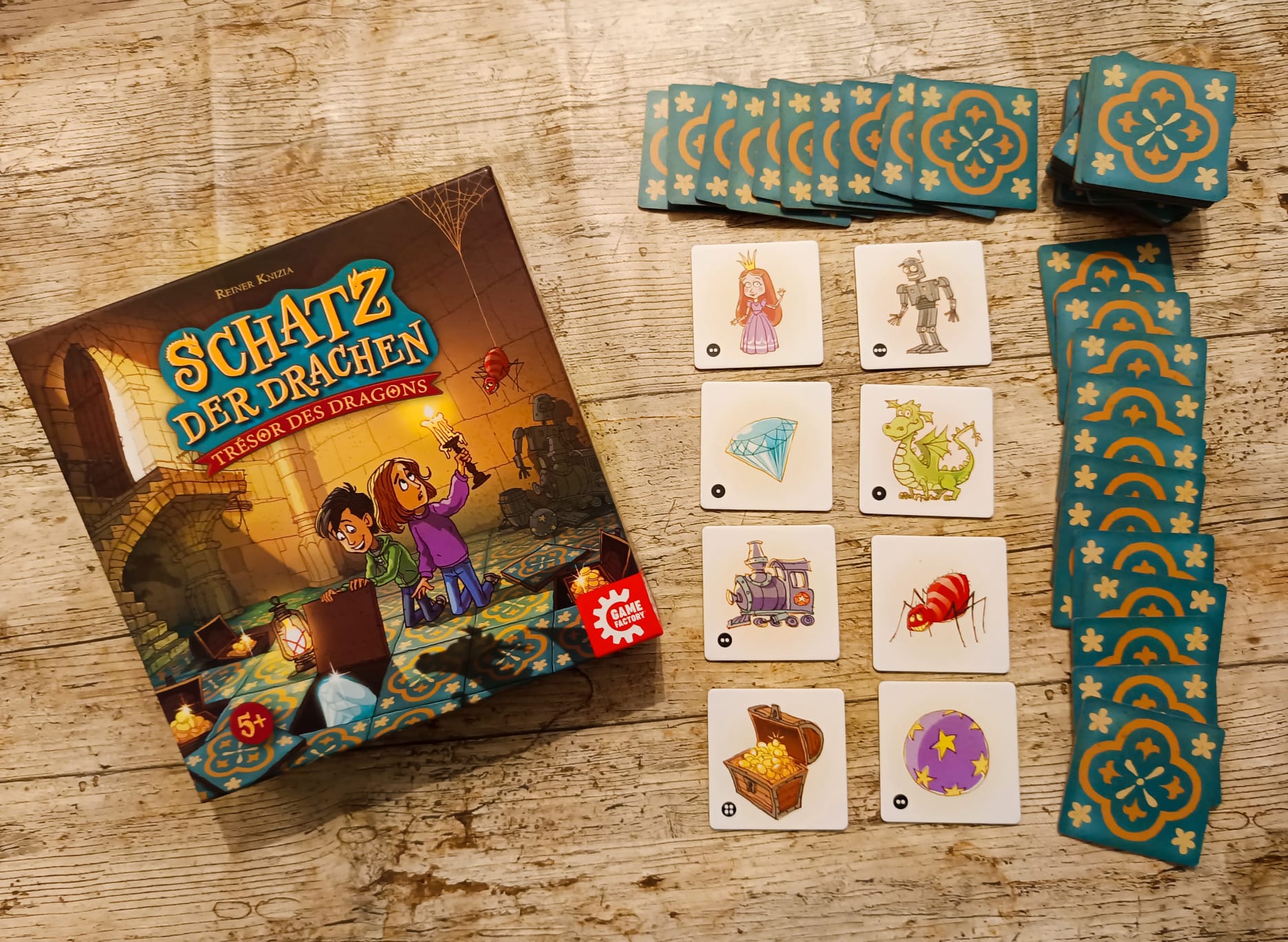 Spieleschachtel mit Inhalt.