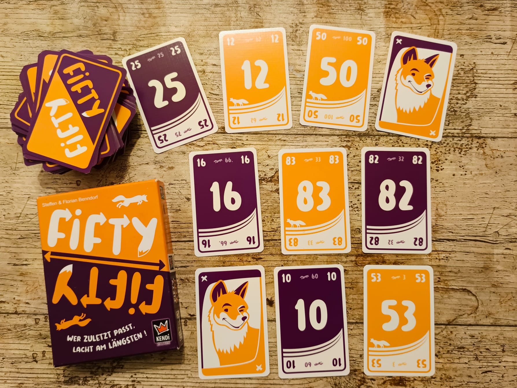 Spieleschachtel mit Inhalt.